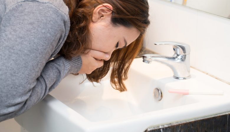 استفراغ زرد رنگ و تلخ در بارداری نشانه چیست