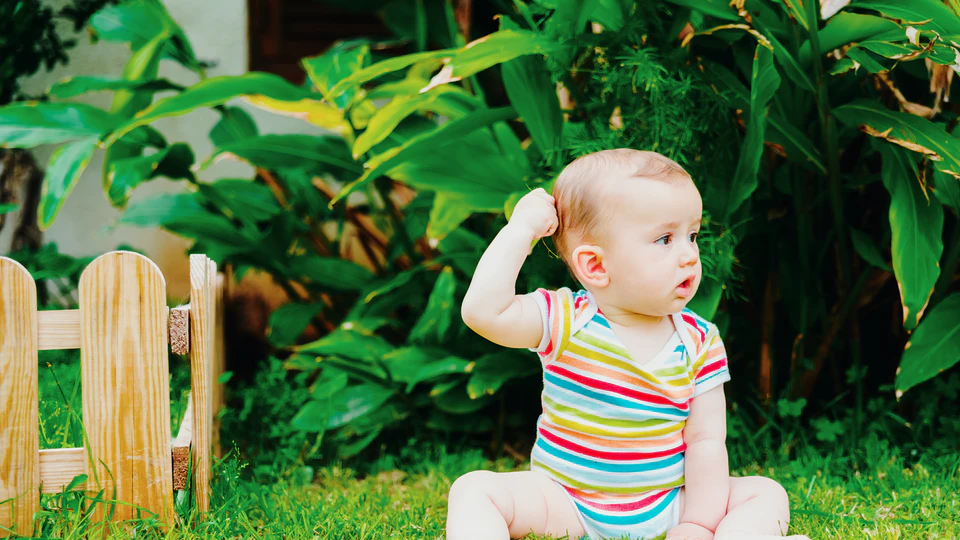 علت کشیدن موی سر توسط نوزاد هنگام شیر خوردن