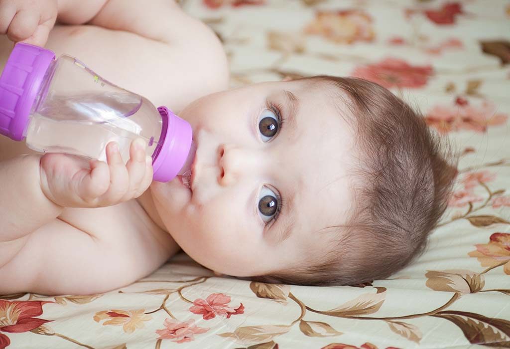 نوزاد از چند ماهگی آب میخورد