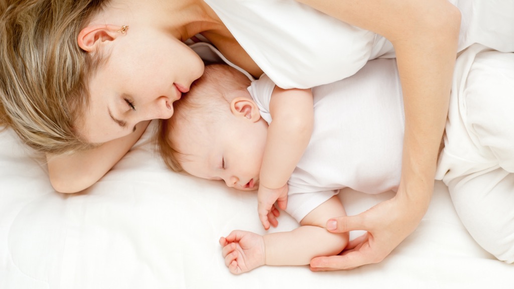 چه زمانی باید خوابیدن در کنار کودک را متوقف کنید؟