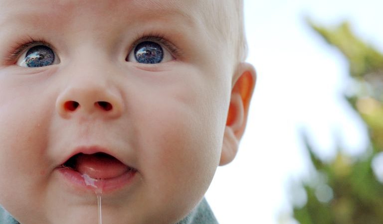 آبریزش دهان نوزاد: علل، درمان و زمان مراجعه به پزشک