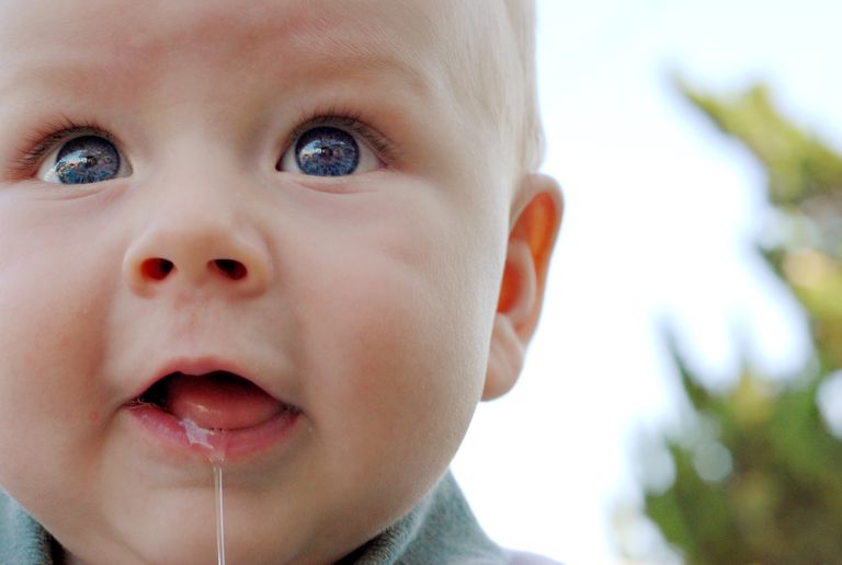 آبریزش دهان نوزاد: علل، درمان و زمان مراجعه به پزشک