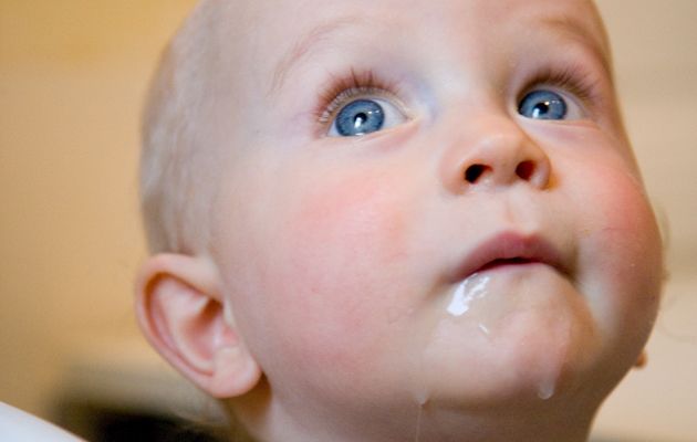 چه عواملی باعث افزایش بیش از حد بزاق دهان نوزاد می شود؟
