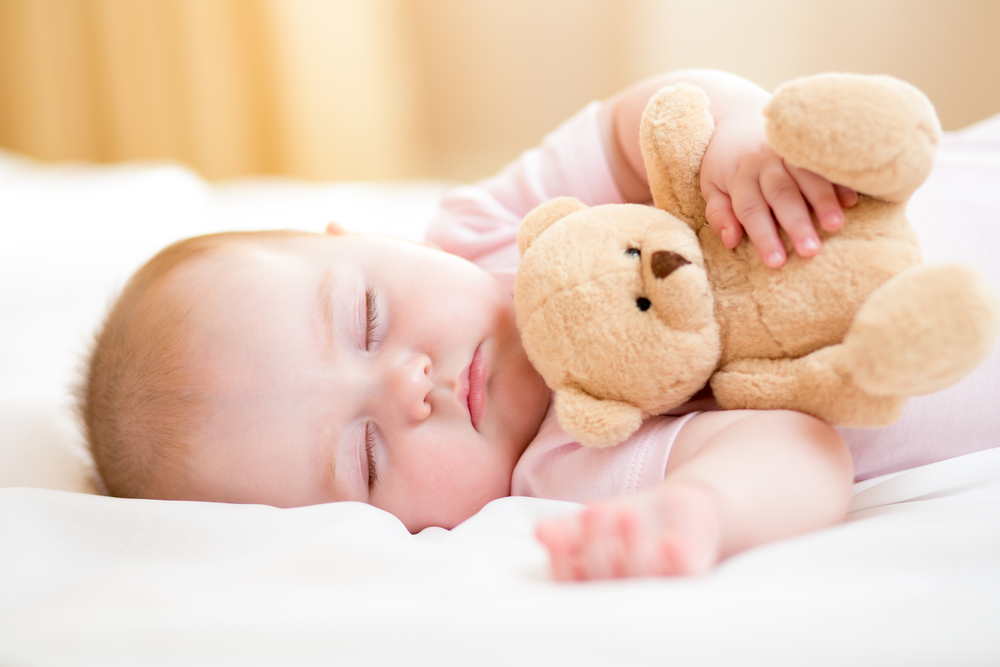 روش صحیح خواباندن نوزاد: خطرات و عوارض خواباندن به پهلو