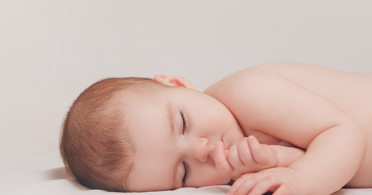 از چه موقع نوزاد طول شب را می خوابد؟