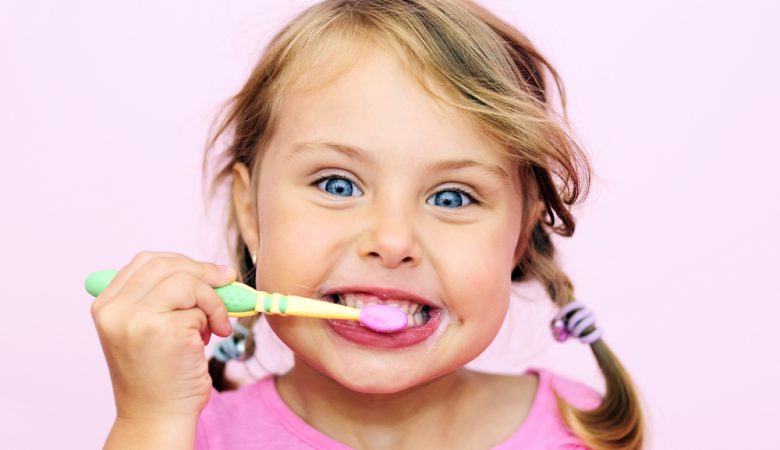مسواک زدن دندان کودکان: چه موقع و چگونه این کار را انجام دهیم؟