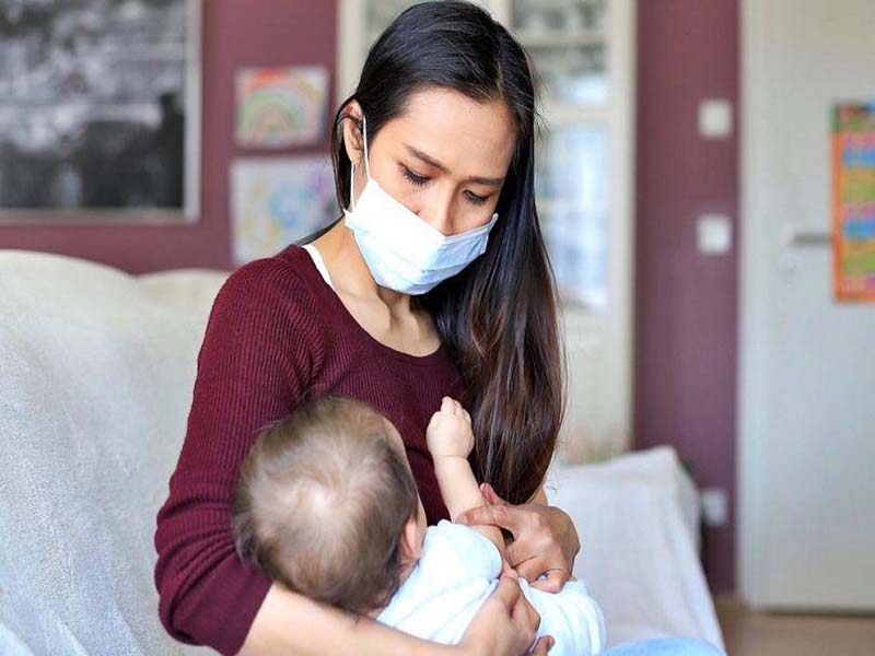 اقدامات احتیاطی در هنگام تغذیه کودک از شیر مادری که دچار سرماخوردگی شده است
