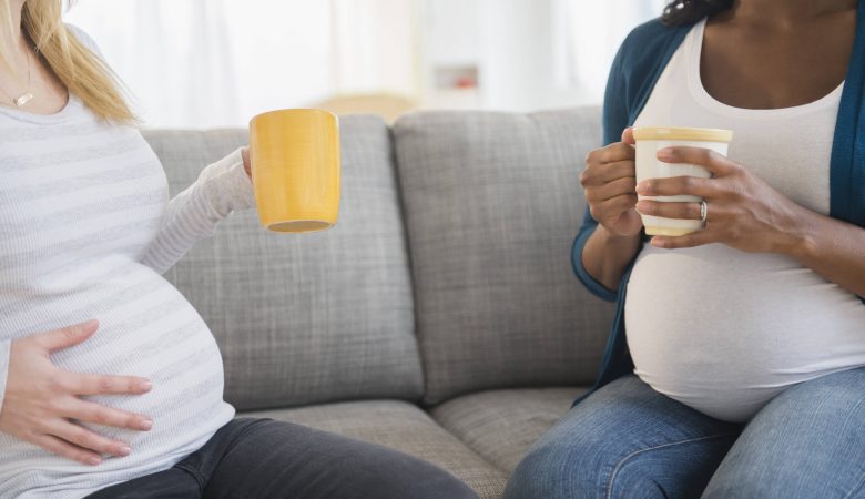 چای در دوران بارداری؛ معرفی انواع چای های مضر و بی خطر در حاملگی