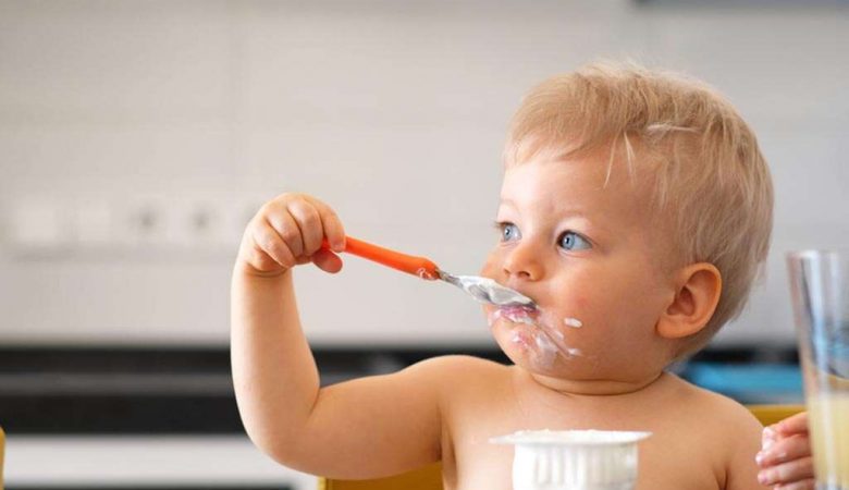 کودکان از چه زمانی می توانند لبنیات (شیر، ماست و پنیر) مصرف کنند؟