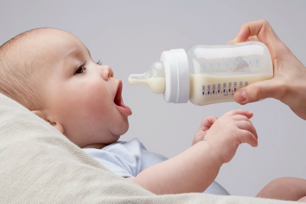 چگونه بفهمیم نوزاد به اندازه کافی شیر خشک خورده است؟+جدول میزان شیر خشک مورد نیاز کودک