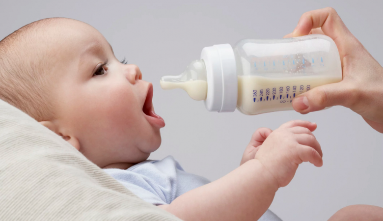 چگونه بفهمیم نوزاد به اندازه کافی شیر خشک خورده است؟+جدول میزان شیر خشک مورد نیاز کودک