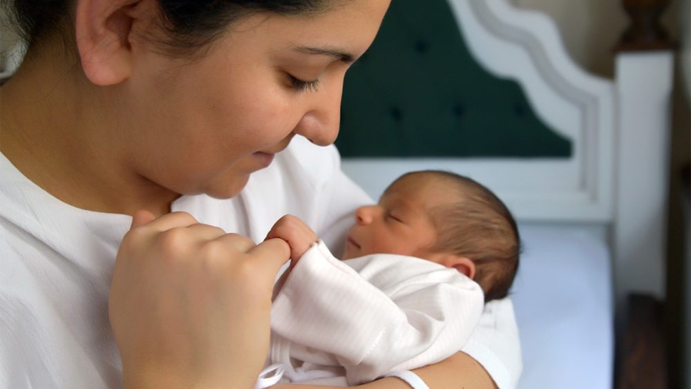 بررسی رشد نوزاد از بدو تولد تا 1 ماهگی؛ مواردی که باید نگران رشد نوزاد تازه متولد شده باشید