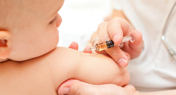 چگونه در هنگام واکسن زدن کودک را آرام کنیم؟