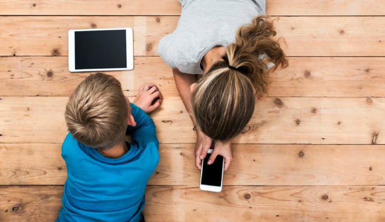 4 تاثیر مضر و خطرناک تلفن همراه بر روی کودکان و معرفی نکات ایمنی برای استفاده از موبایل