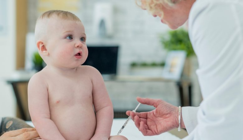 برای کاهش درد واکسن نوزاد چه باید کرد؟