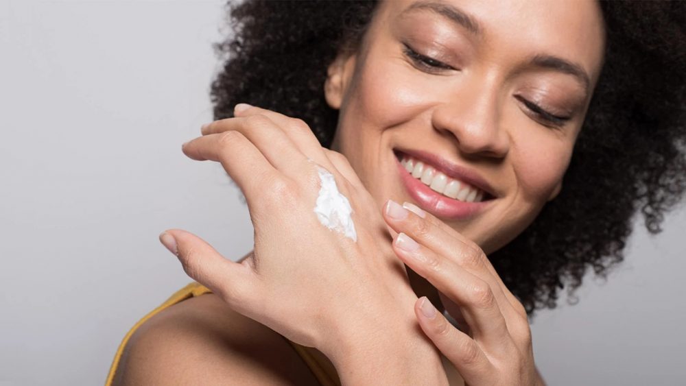 10 روش کاربردی و موثر برای آب رسانی به پوست؛ چگونه پوست خود را مرطوب نگه دارید؟