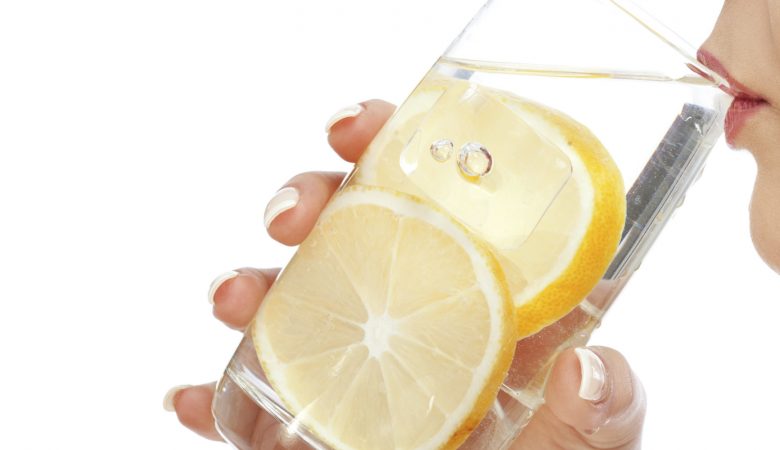 9 فایده نوشیدن آب لیمو در دوران شیردهی؛ آیا مصرف زیاد آبلیمو در حین شیردهی خطرناک است؟!!!