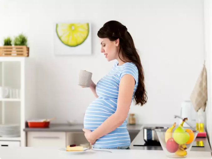لیستی از نوشیدنی های انرژی زای خانگی که در دوران بارداری می توانید مصرف کنید