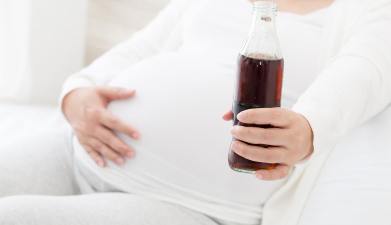 4 خطر مصرف نوشیدنی های غیر الکلی (نوشابه) در بارداری