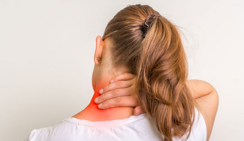 درد شانه، گردن و کمر به هنگام شیردهی؛ علل و راهای کاهش این درد