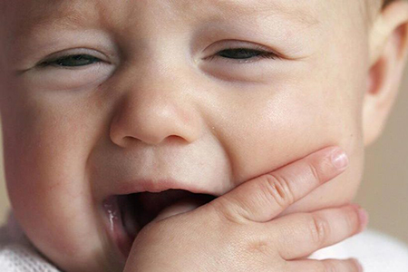 روش‌ کاهش درد دندان درآوردن در نوزادان