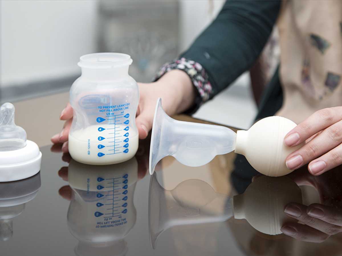 آیا دوشیدن شیر مادر با دست بهتر است یا با شیردوش؟