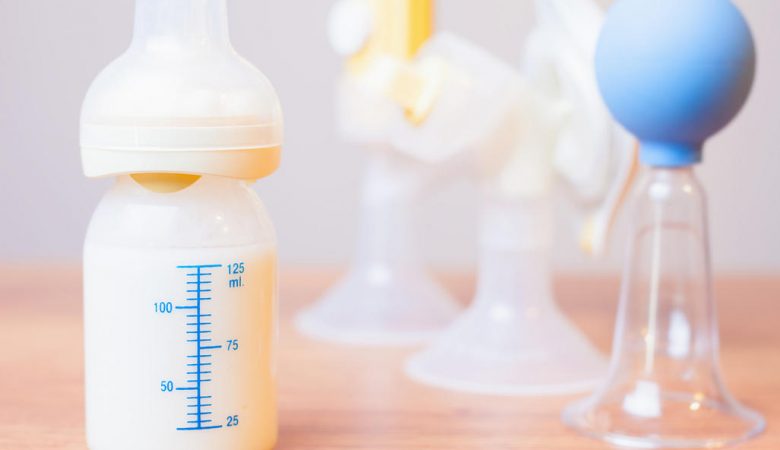 آیا دوشیدن شیر مادر با دست بهتر است یا با شیردوش؟