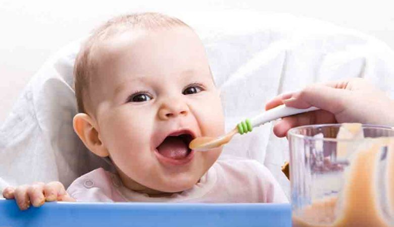 وقتی شروع به تغذیه فرزندتان با غذای جامد می کنید، باید بدانید که برخی از مواد غذایی برای کودکان زیر یکسال حساسیت ایجاد می کنند و ممکن است انتخاب مناسبی نباشند.