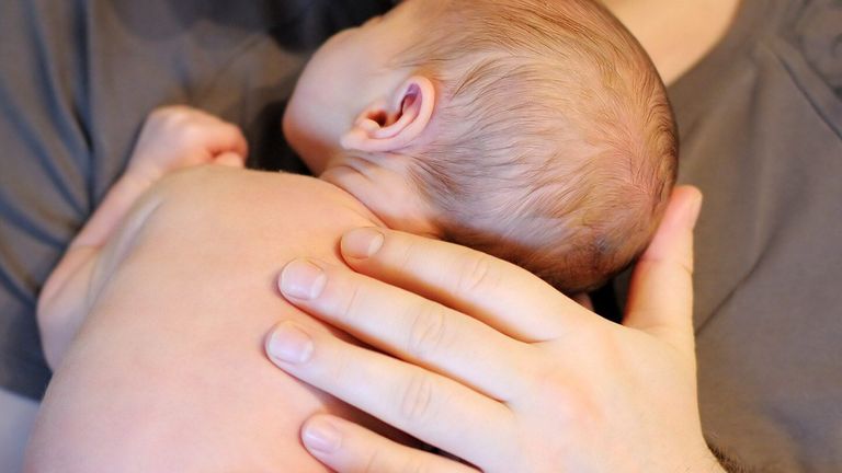 مالش نوزاد برای کاهش درد واکسن نوزاد