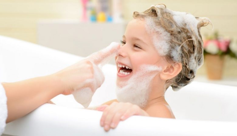 روش شستن موی کودکان نوپا